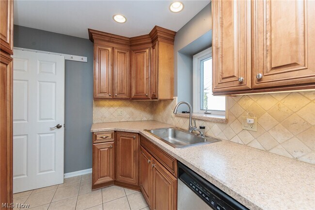 Building Photo - 23915 Glenhill Dr