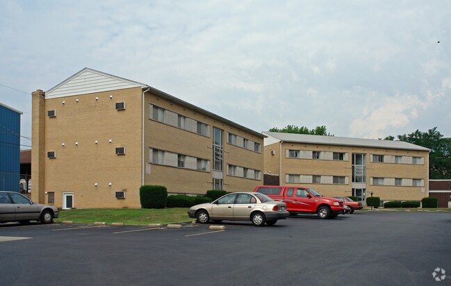 Primary Photo - Royal Glen Apartments