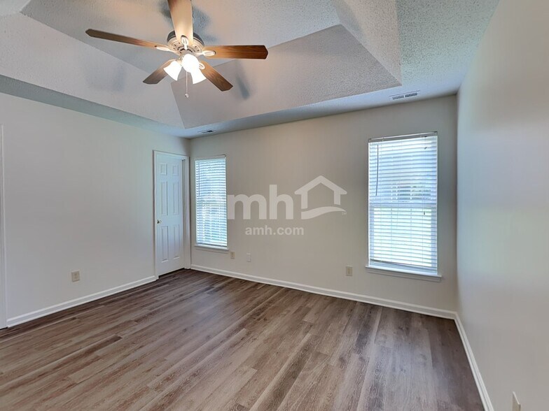 Building Photo - 821 Barbee Farm Dr
