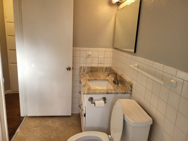 Building Photo - Beautiful 3 bedroom house with granite countertops and central heat and air