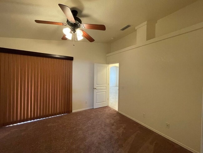 Building Photo - Move in ready, Call for a showing.