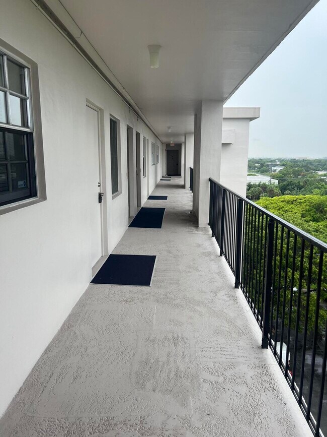 Building Photo - 3300 N Palm Aire Dr