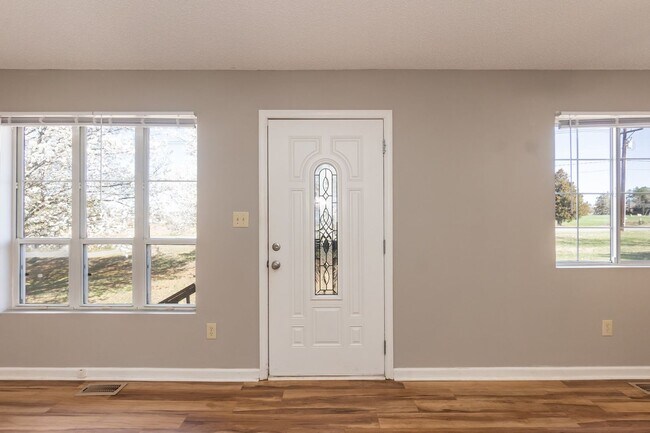 Building Photo - Three Bedroom Home!