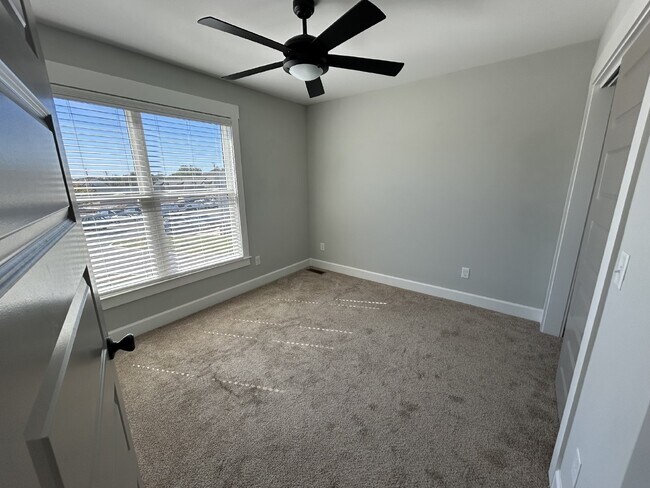 Building Photo - 2BD 2BA 3 STORY TOWNHOME FOR RENT