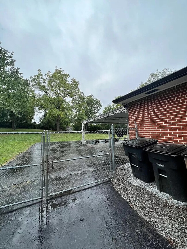 Building Photo - 2927 Hillhurst Dr