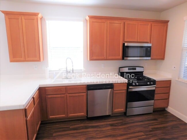Building Photo - Beautiful Newer Roseville 3bd/2.5ba Home i...