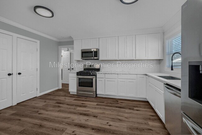 Building Photo - 204 N Holly Ave