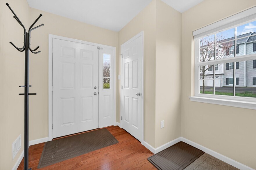 Building Photo - 901 Heather Way