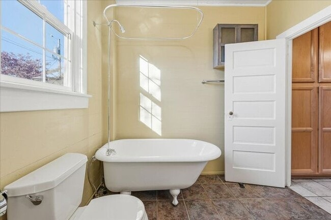 Building Photo - Charming Updated Home in SE Portland!