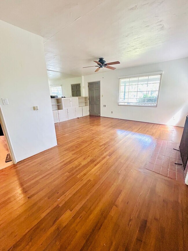 Building Photo - Live by Windansea Beach in La Jolla - 4BD/2.5BA Home - Only $5,995/mo!