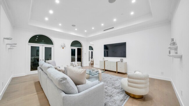 Building Photo - 1447 San Ysidro Dr