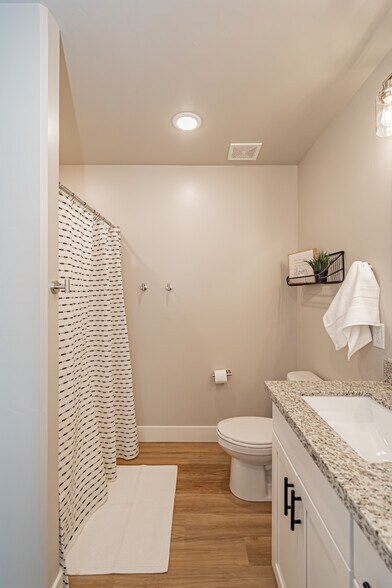 Building Photo - 380 S 3rd W