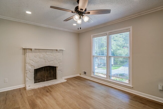 Building Photo - Renovated 4 bed home in Kennesaw w/ Designer Kitchen