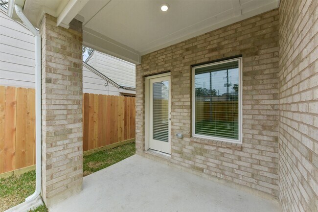 Building Photo - 11938 Lakewood W Dr