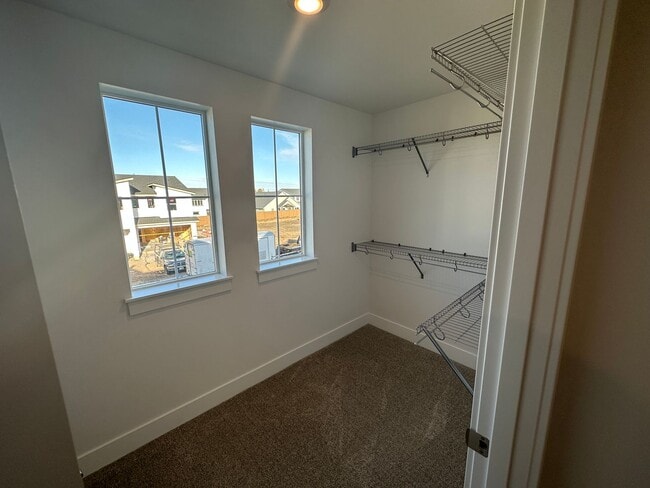 Building Photo - POOL & Clubhouse! 3 Bdrm, 2.5 Bath 1450 sq ft Townhouse, All Appliances, Gas Heat & A/C, Pet OK, ...