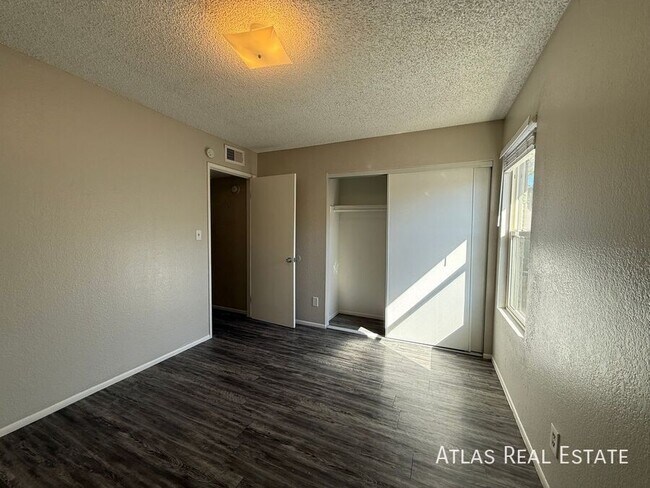 Building Photo - 465 W Ivyglen St