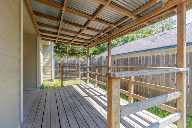 Building Photo - 909 Kavanagh Dr
