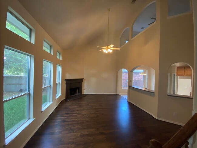 Building Photo - 9210 Hidden Lake E Dr