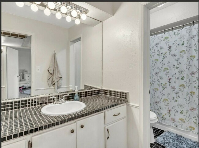 Building Photo - 2 bed 2 bath downstairs condo unit with co...