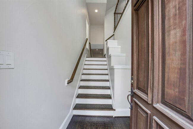 Building Photo - 1335 Studer St