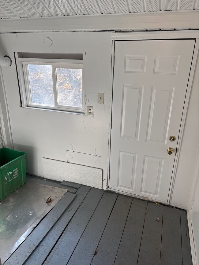 Building Photo - Spacious 4 Bedroom, 1.5 Bath House With Yard-York City SD