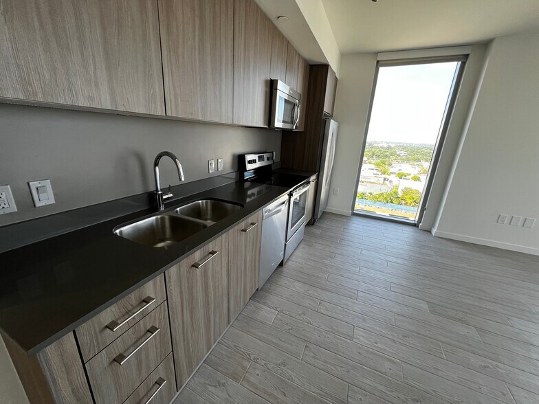 Building Photo - 208 NE 35th Ter