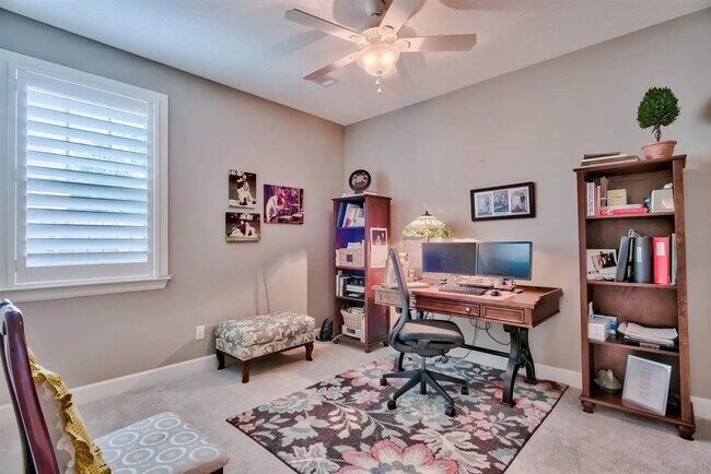 Building Photo - 1121 E Maxwell St