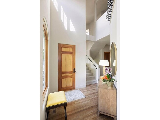 Building Photo - 745 Rice St E