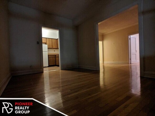 Building Photo - 2 bedroom in CHICAGO IL 60657
