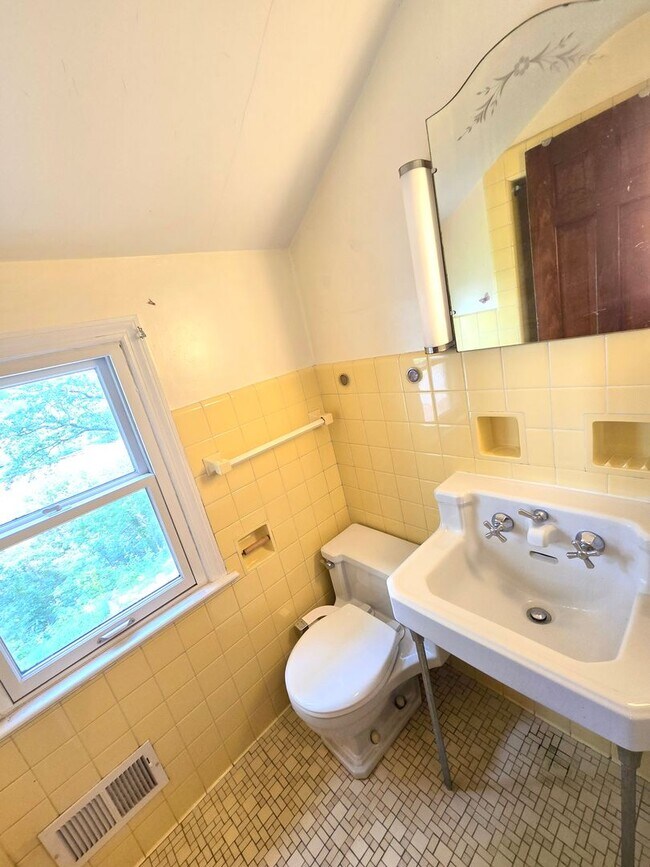 Building Photo - 15 Carpender Rd