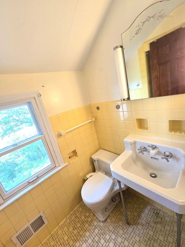 Building Photo - Amazing views overlooking the Raritan River! Commuter delight! Single family home with 2-bedroom,...