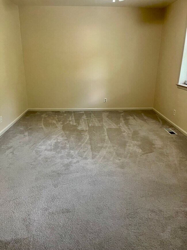 Building Photo - Charming 3-Bedroom Townhouse for Rent