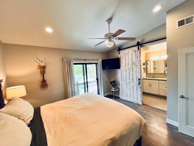 Building Photo - 6813 Briarwood Dr