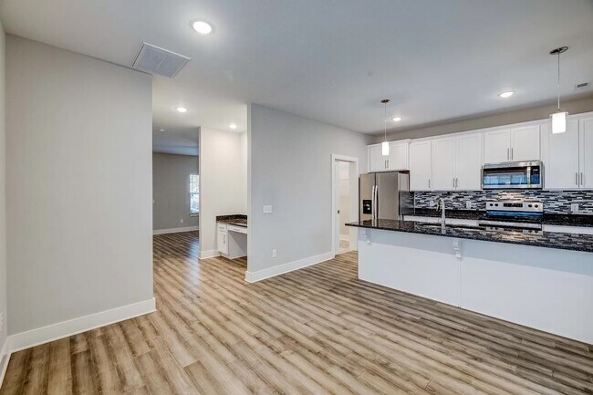 Building Photo - 2129 Bayport Ave