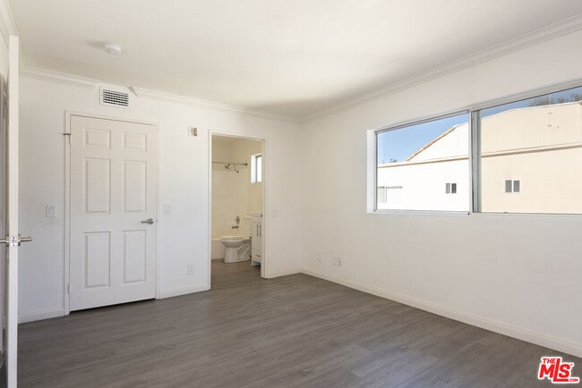 Building Photo - 13801 Oxnard St