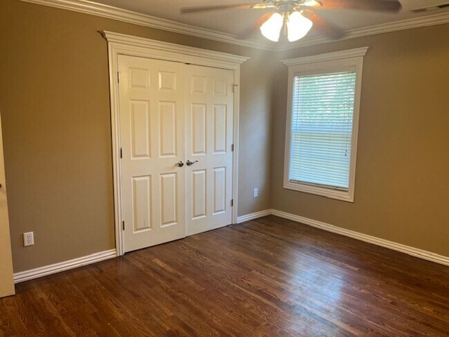 Building Photo - Bentonville 4 bedroom 3 car garage home near trails & Bentonville Square!