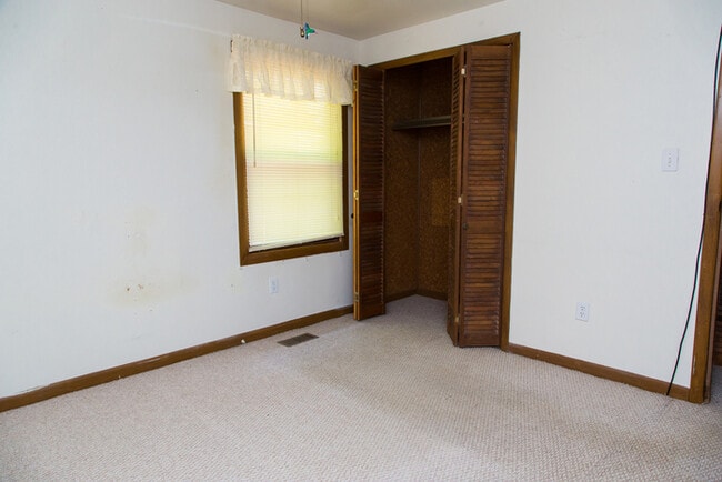 Building Photo - Country living in Cedar Grove