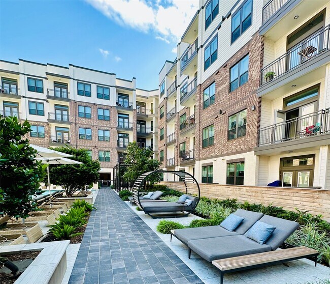Building Photo - 3003 Summer St