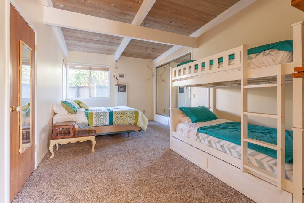 2nd bedroom with bunk beds - 300 Kings Ave