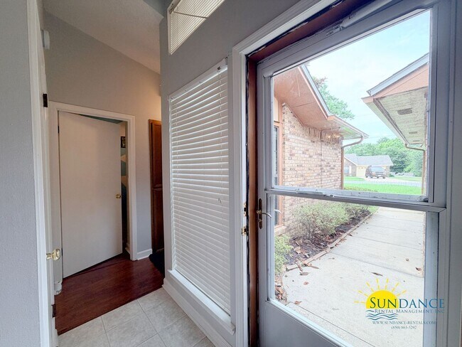 Building Photo - Charming 3BR Home in Mary Esther Near Hurlburt Field!