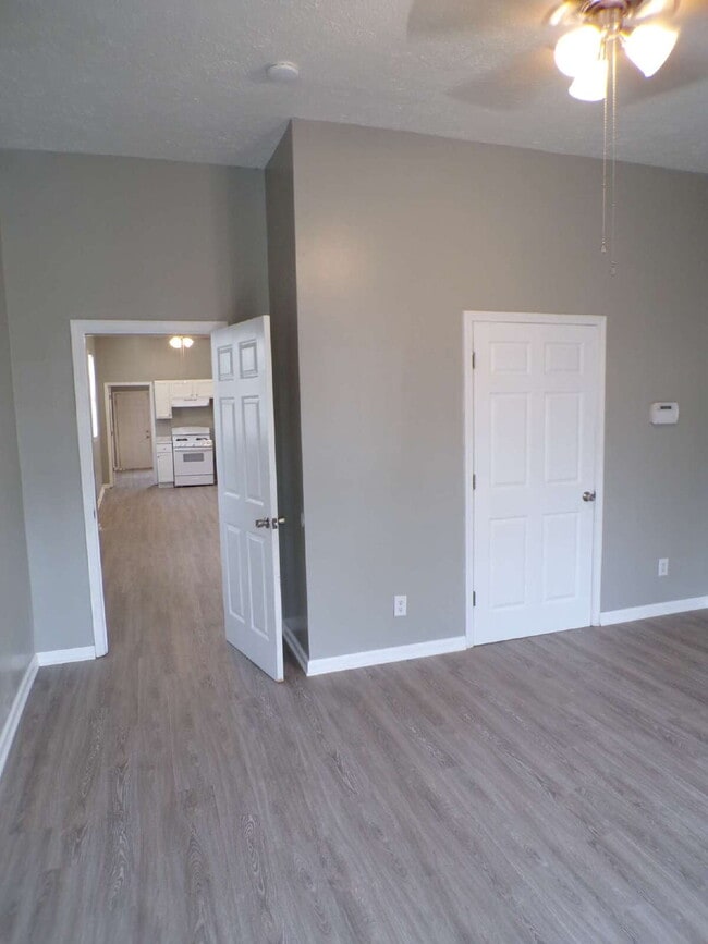 Building Photo - 2 bedroom, 1 bathroom house in Russell neighborhood