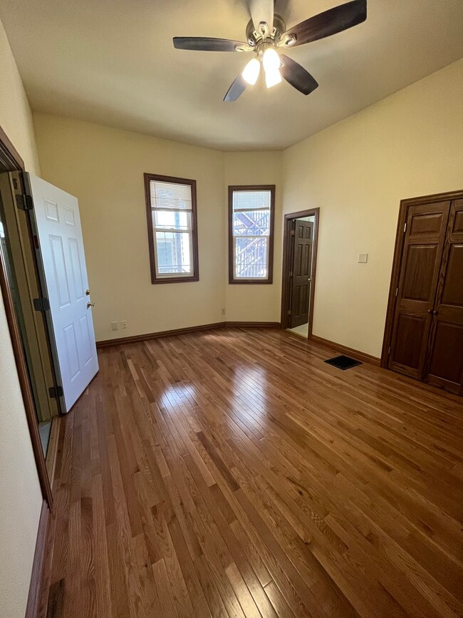 Building Photo - 1730 W Kilbourn Ave