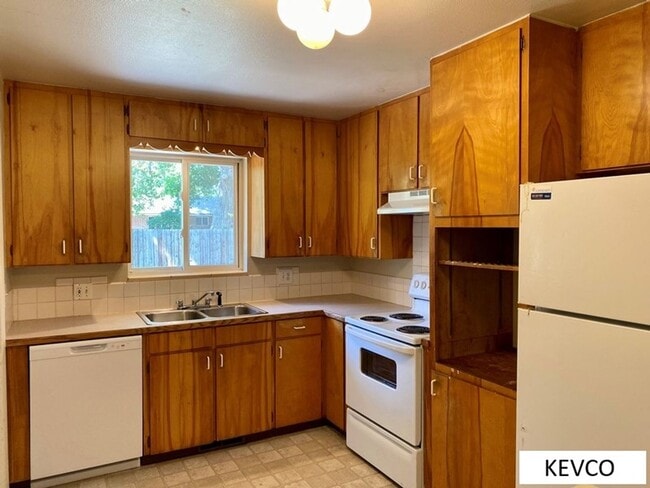 Building Photo - Great Three Bedroom, Close to Everything!