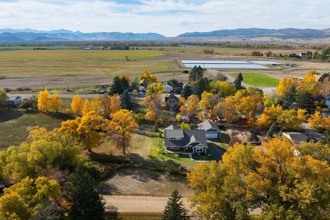 Building Photo - Beautiful and Spacious 3 Bed, 2.5 Bath Hom...