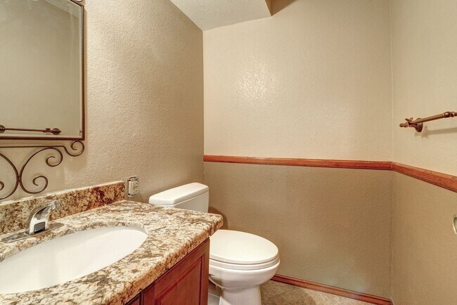 Building Photo - HUGE House In Tempe Close to ASU