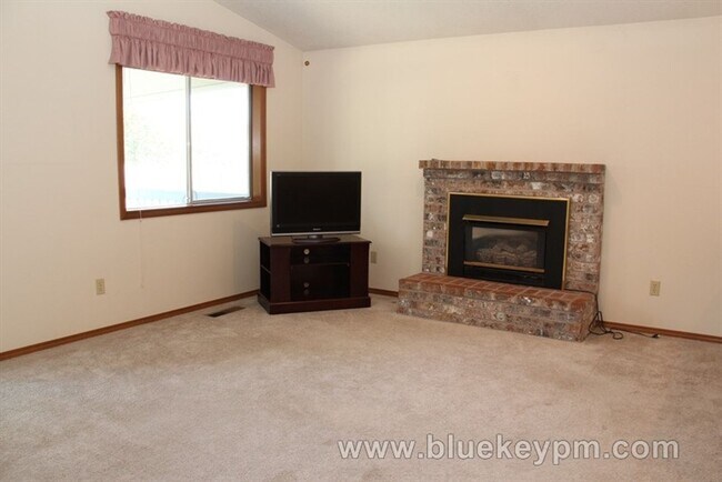 Building Photo - 3 Bed 1.5 Baths Home in East Cascade Park