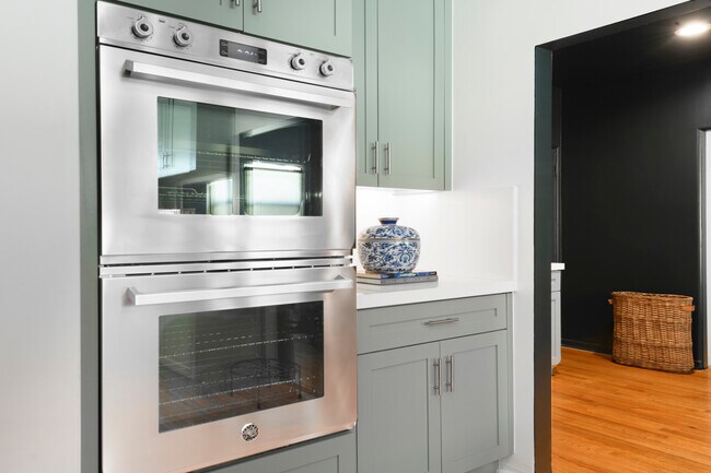 Building Photo - 148 S Orange Dr