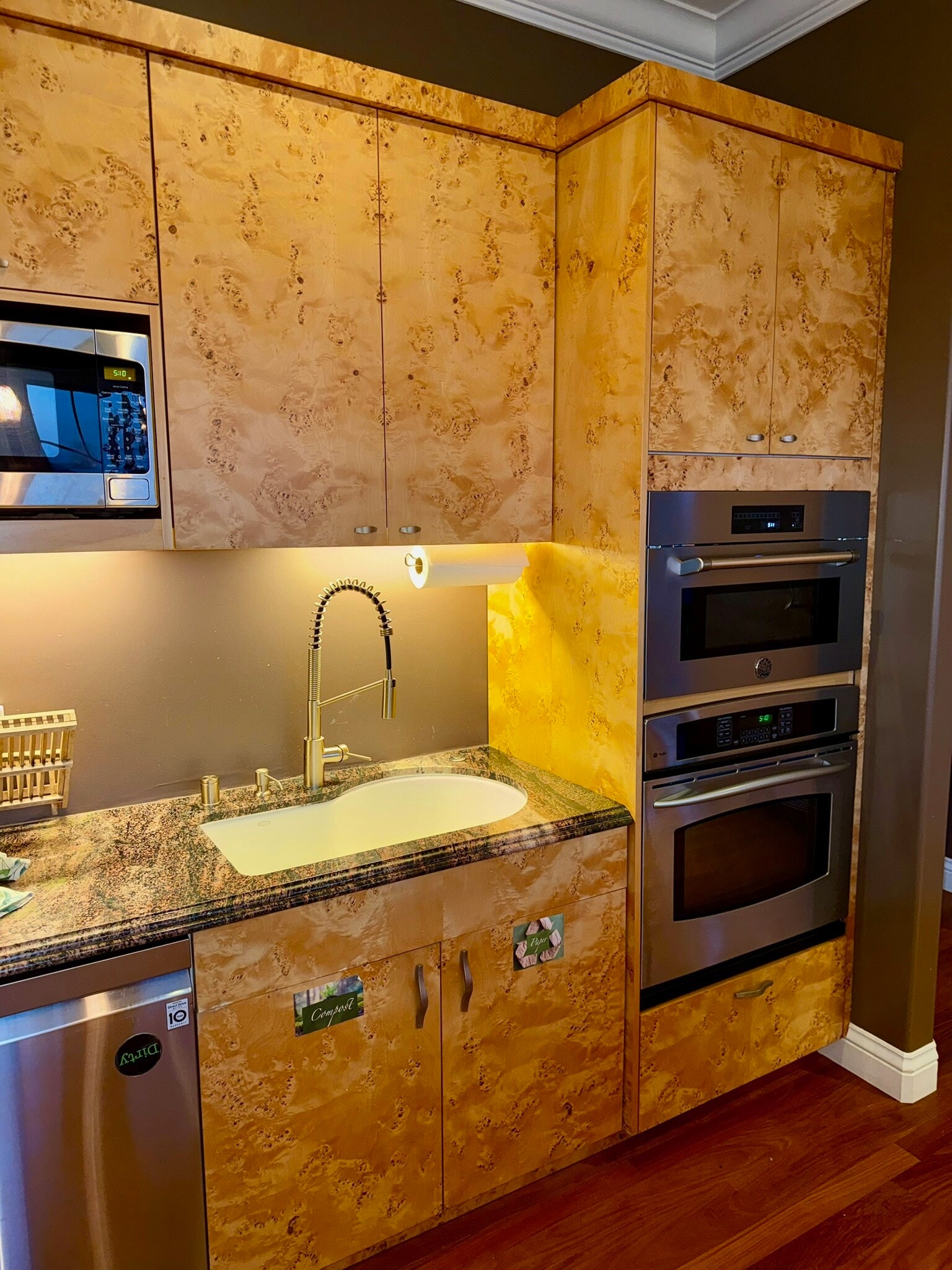 Two ovens - 115 Inez Pl