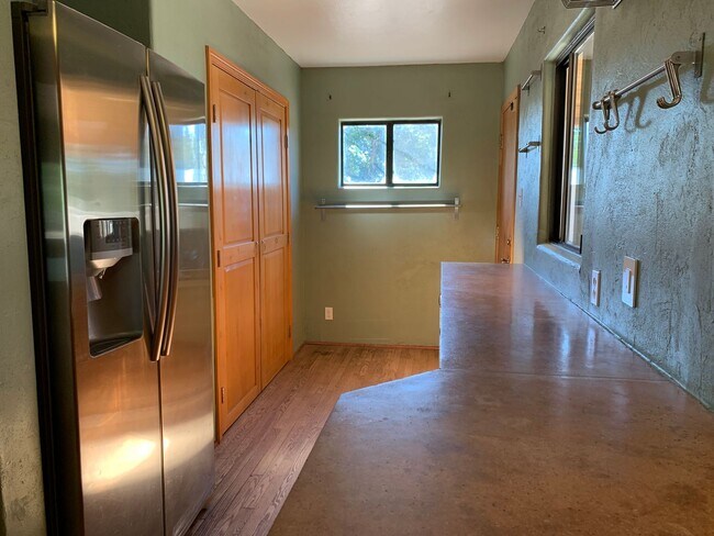 Building Photo - Splendid 4 Bedroom, 1.5 Bath Home Near Kirtland AFB! Available Now!