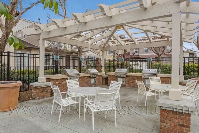 Building Photo - Beautiful 3 Bed/3.5 Bath Condo In Tustin!